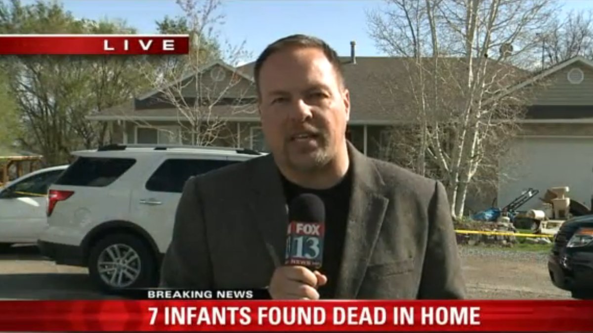 En reporter rapporterar live från platsen för tragedin.